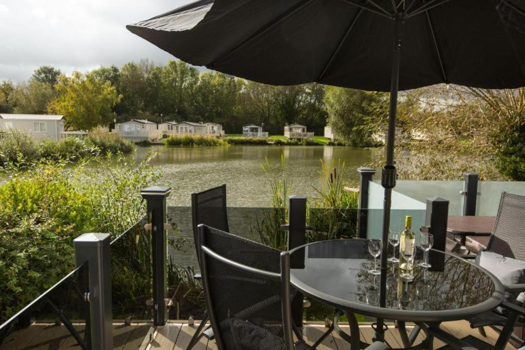 Mallard Lake South Cerney Εξωτερικό φωτογραφία